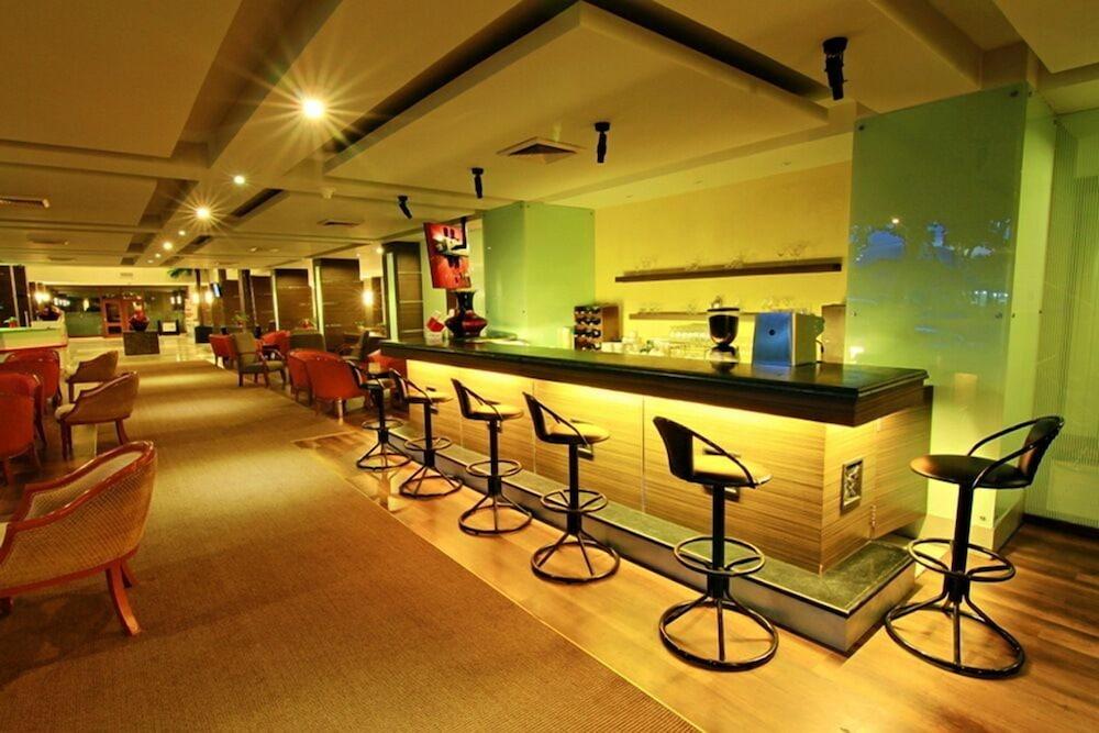 Pangeran Beach Hotel Padang  Eksteriør billede
